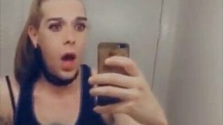 Diosa trans juega con su polla