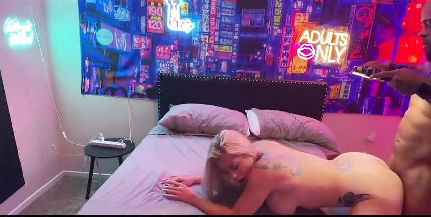 Big tit blonde babe Bambi Blitz