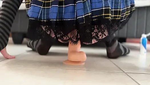 Mini etekli dildoya biniyor