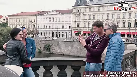 Niemieckie napalone dziewczyny podrywają faceta w miejscach publicznych i ruchają go w domu
