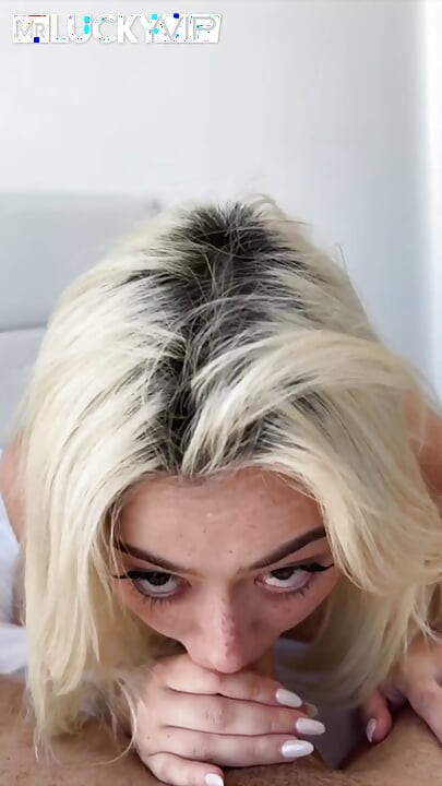 Το ξανθό μωρό Chloe Surreal καβαλάει ένα μεγάλο πουλί σαν πραγματική καουμπόισσα