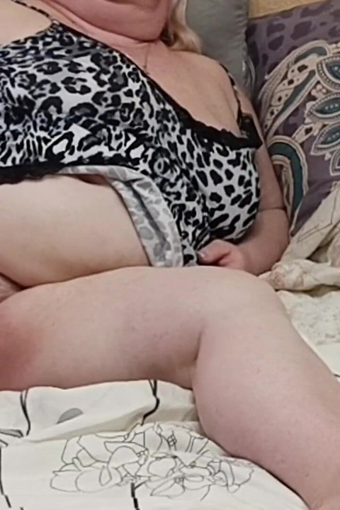 보지에 새로운 섹스 토이를 시도하는 새엄마