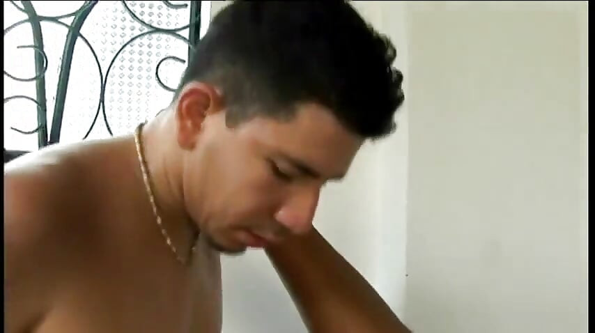 Prezerwatywowany biały koleś kręci bardzo owłosioną mufę Latiny hottie w stylu pieska