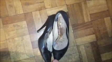 Los tacones de trabajo de la esposa follan y se corren