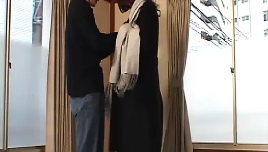 P128G04 seorang pemilik cantik yang menggoda pelanggan pria dari pasangan dengan hubungan yang rumit di penginapan yang sudah berdiri lama di Enoshima. Sebuah drama erotis sensual di mana drama manusia dari setiap karakter bersinar!