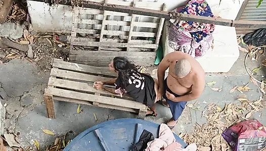 Sıska lezbiyen ile arka bahçede% 100 anal