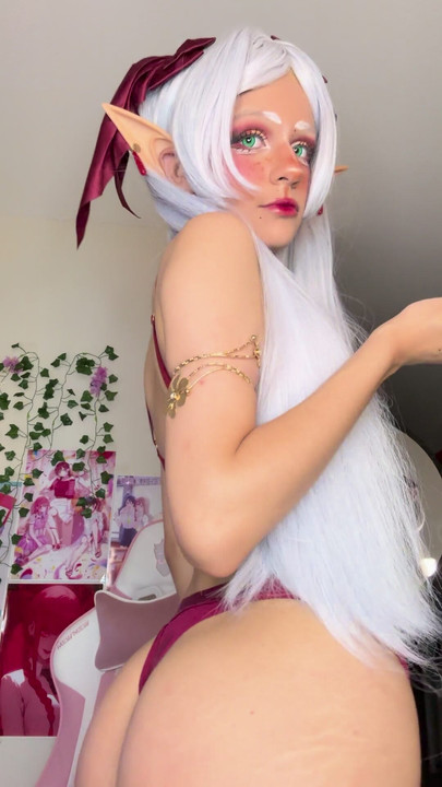 ชุดชั้นในสีแดงเซ็กซี่กับ frieren cosplay และไวน์