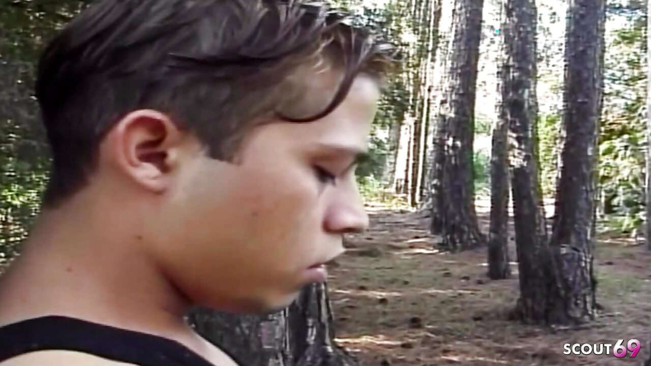 La trans bionda dà ai ragazzi lecca il culo e se li scopa analmente all'aperto