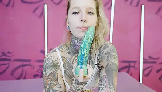 Cewek bertato disodok kontol sebelum pantatnya didobel penetasi ekstrem sampai menganga