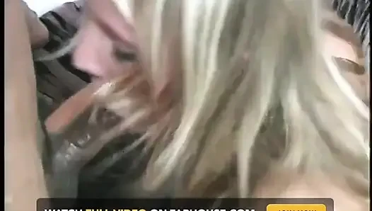 Tujuh pria ini ngentot cewek nakal rambut pirang dengan tubuh aduhai dientot habis-habisan di kamar hotel