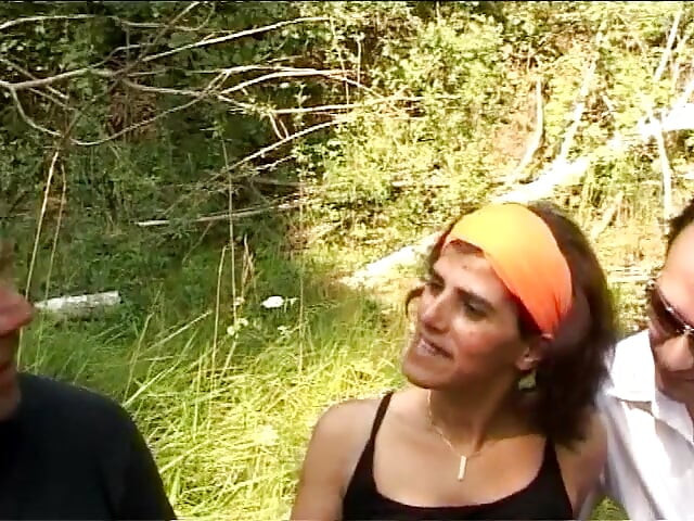Ella ha sido traída a un picnic por su hermanastro y un amigo, pero es solo una excusa para follarla