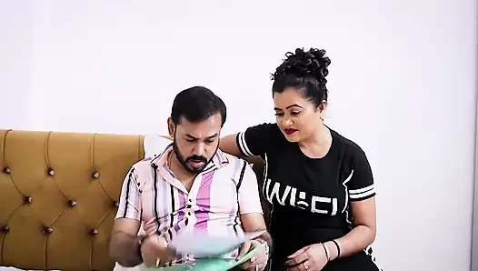 Bir ofis patronu ofiste terfi için bayan Collegue ile sikişiyor