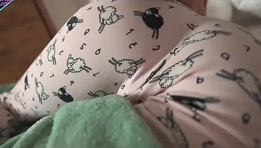 Я проснулся, когда мой сводный брат дрочит мою киску