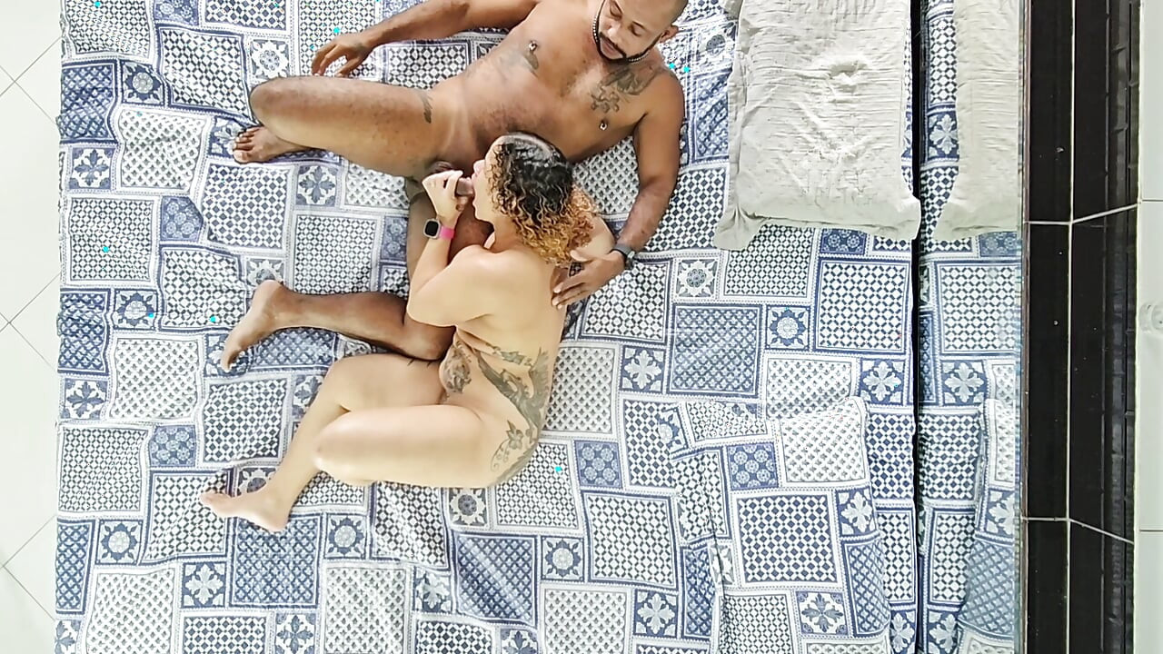 Anal gostoso com uma bunda enorme e uma rola grossa Peguei essa rabuda gostosa pra arrombar todo o cu dela com dupla gosada