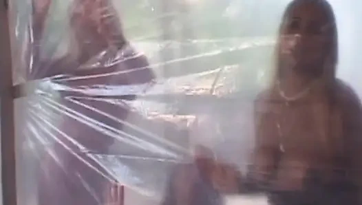 Сногсшибательная французская лесбиянка развлекается с игрушками