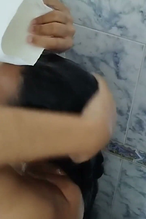 Me corro dentro del culo travieso de mi cuñada. en el baño.