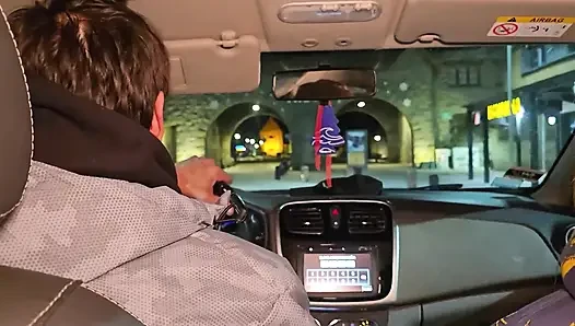 Грязные шлюшки сосут хуй в Uber перед вечеринкой! Поток стука стука