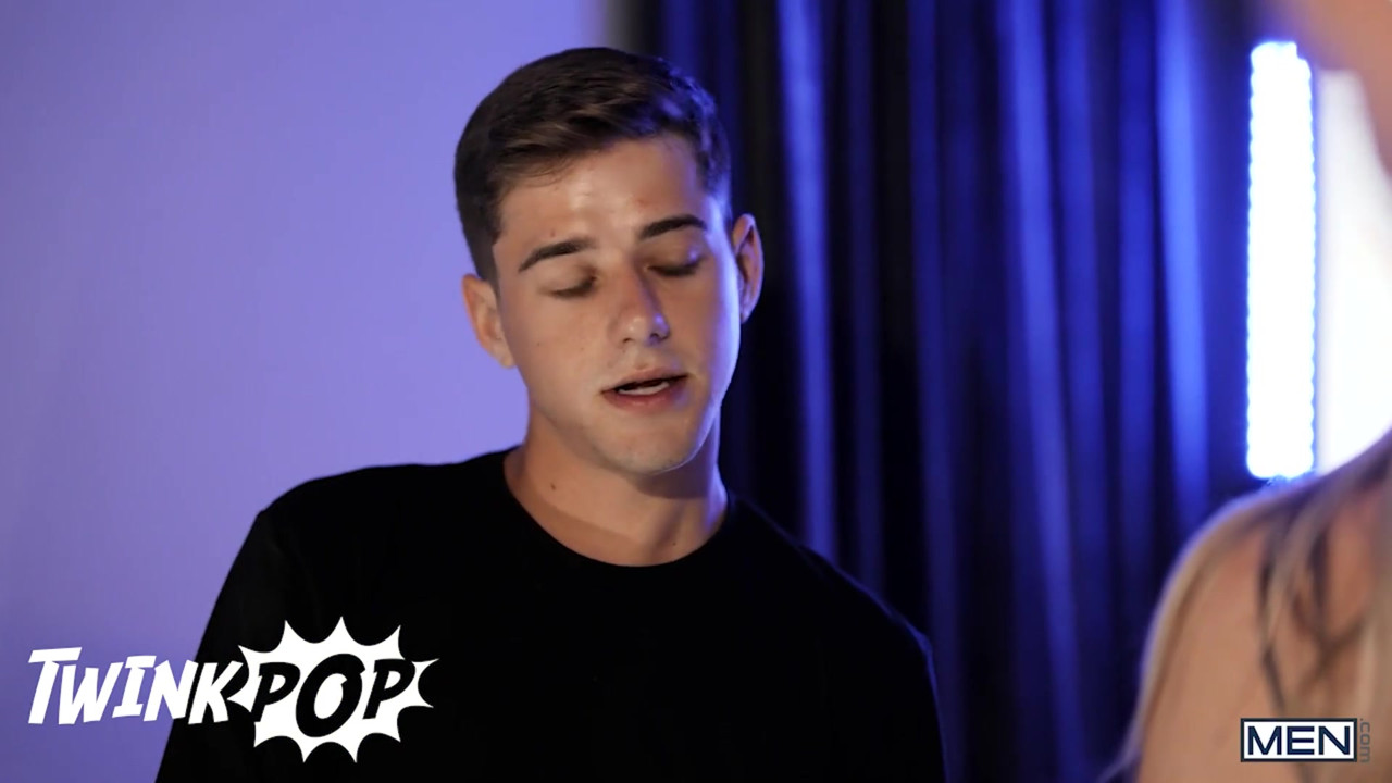 ジョーイ・ミルズとフェリックス・フォックスは彼女のGfで映画に行くが、一緒にハメられる-イケメンポップ