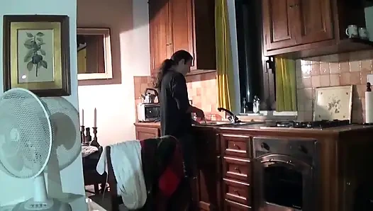 Harika olgun Veronica Rossi ayakla mastürbasyon yapıyor