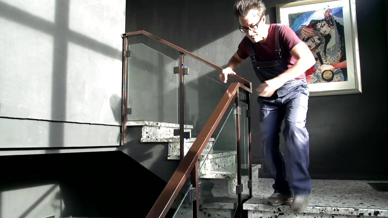 Sarışın hatun banyoda yaşlı bir adamı emiyor ama diğeri onu gerçek iyi ofis sikişi için alıyor