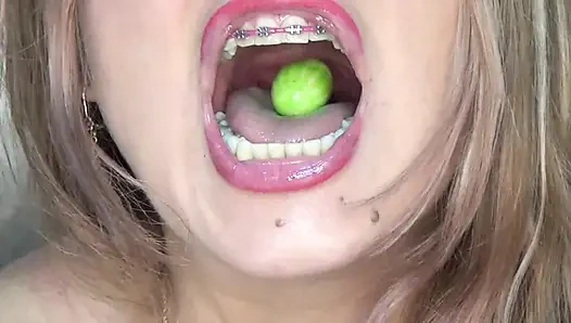Luar biasa!! Saya bermain dan menelan permen bulat besar dalam bentuk melon