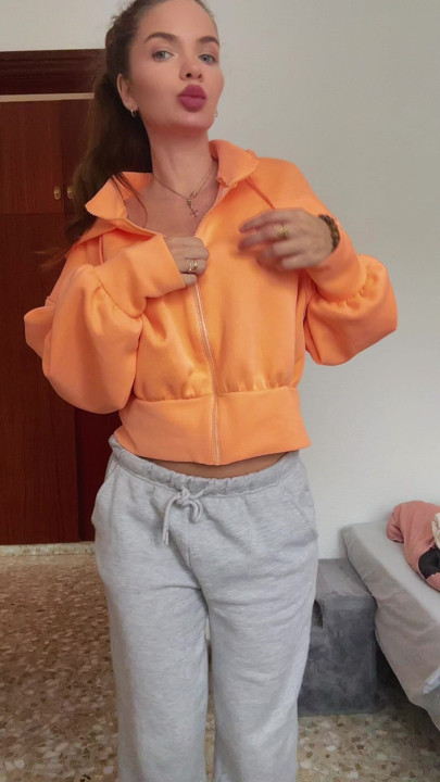 Mi-am scos gluga și pantalonii de pulover, mă simțeam mult prea excitat în timp ce stăteam aici