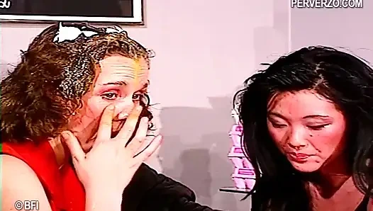 Две подруги покрывают себя яйцами