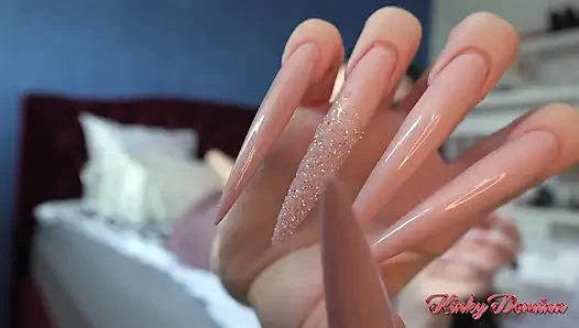 Pinke funkelne nägel anbetung