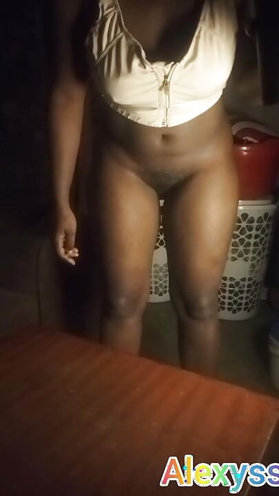Hot babe twerking on live cam, the nude ..........