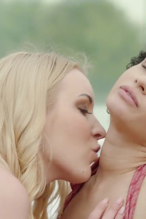 Diversão de verão com Stacy Bloom e Amaris Enjoy