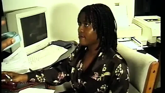 Pasangan kulit hitam istirahat untuk ngentot habis-habisan di kantor
