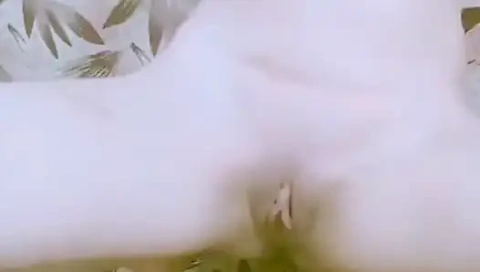 Aku lagi asik muasin memekku pakai milkey sampai matanya menganga lebar