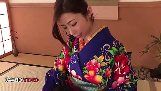 Ayumi Shinoda knistert im Kimono mit kieferfallenden blowjob-performance live vor der kamera