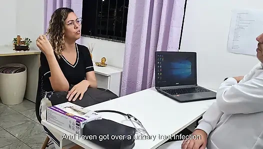 Медицинский осмотр живота врачом общей практики.