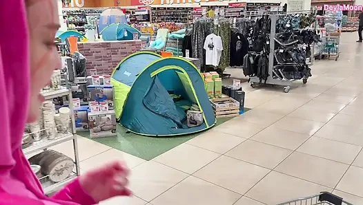 Halka açık bir otoparkta arabada bir yabancıyı siktim.