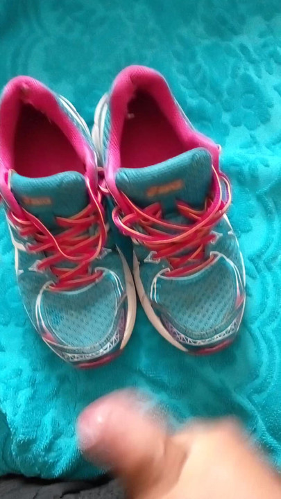 Play with my ASICS sneakers