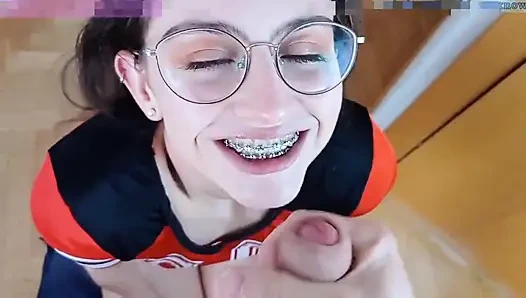 Tolong muncrat di kawat gigiku sambil ngomong jorok