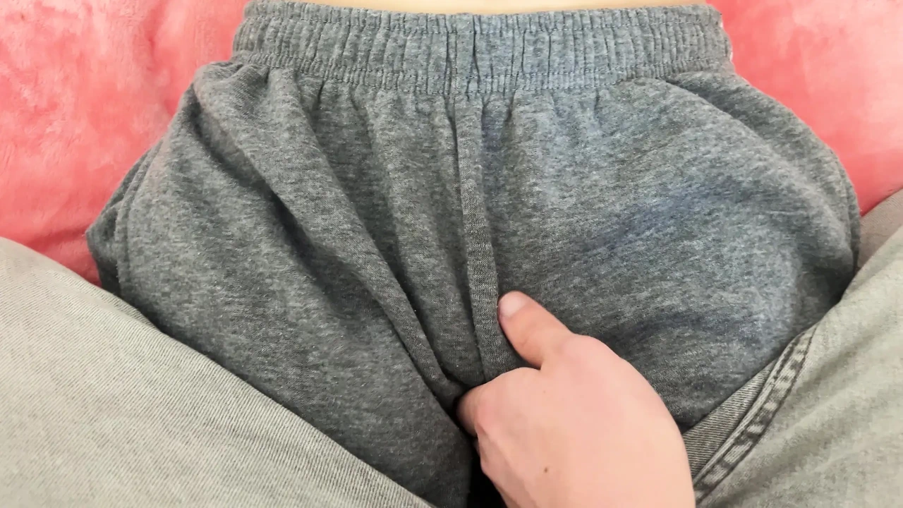 继兄弟射在我的内裤里, 我会在健身房穿它们