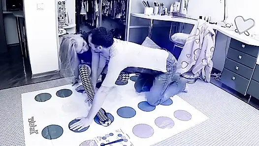 Зрелая блондинка трахает пальцами текущую киску на коврике-твистере