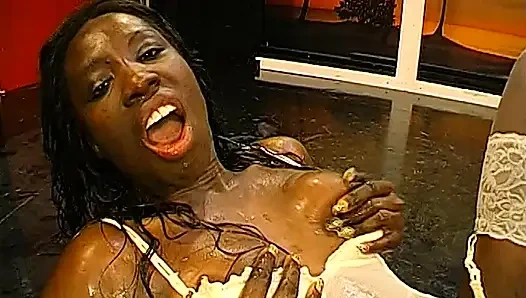 Aku membutuhkannya sekarang! - Aksi seks threesome liar cewek semok kulit hitam yang lagi kencing!