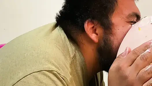 Pelacur ini punya seluruh toko roti sialan