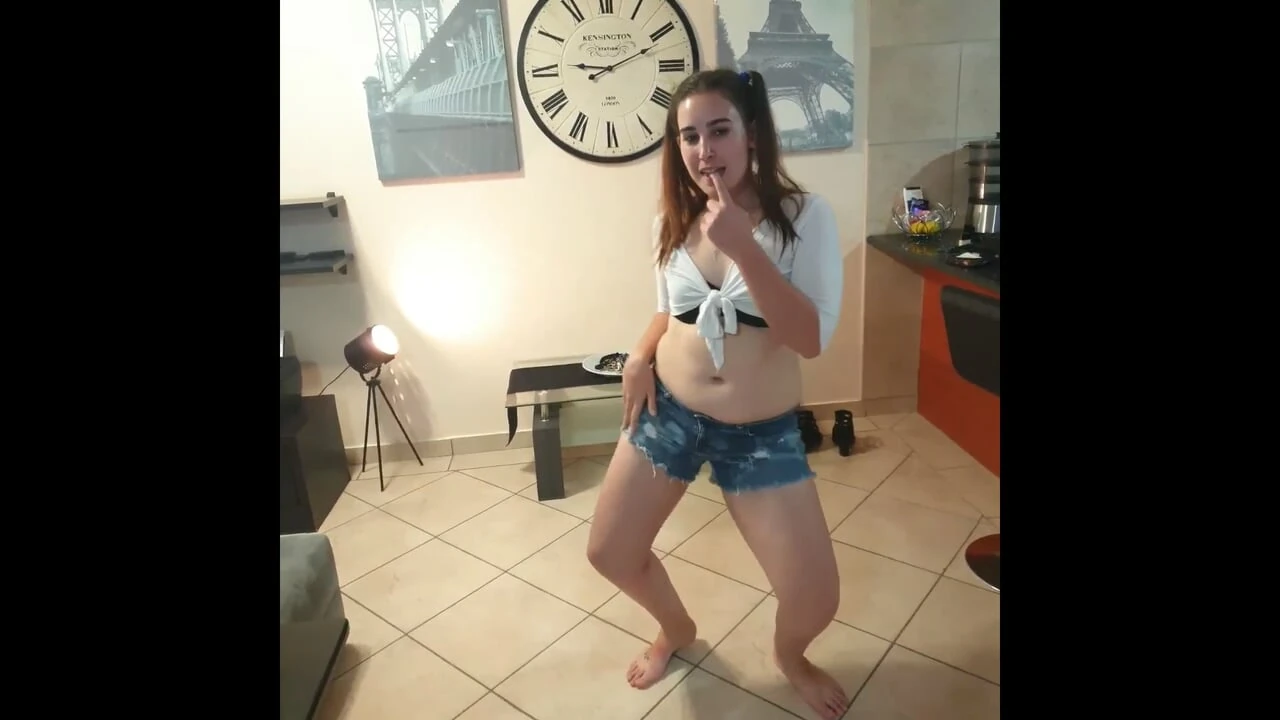 辫子微胖少女一边摇晃她的大屁股一边脱衣诱惑到裸体