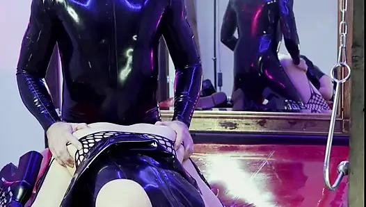 Lateks sürtük taşak tıkacı zincirleri ve anal kanca göt tıkacı ile kullanılıyor ve domine ediliyor