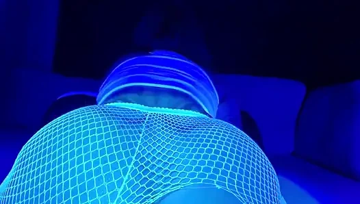 Knackarsch mit perfekter muschi nimmt riesigen dildo und schwanz