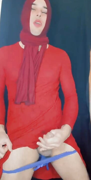 Hermafrodită cu un hijab se bucură de masturbare și ejaculează frecvent.