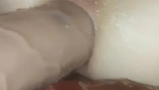 Sie nimmt zwei riesige dildos