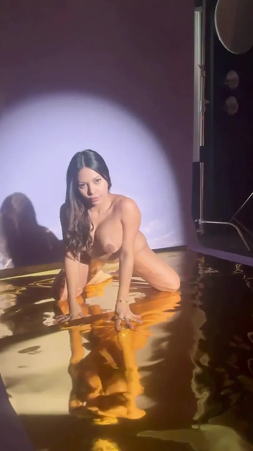 Model Gives Photographer a Rock Hard Boner Shaking Her Ass