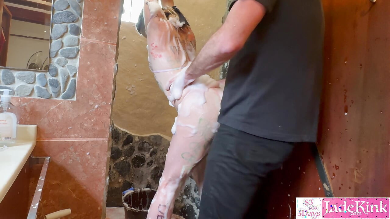 Prljava pokorna kurva vezanje, gadno pisanje tijela i jebanje pjenom u kupaonici