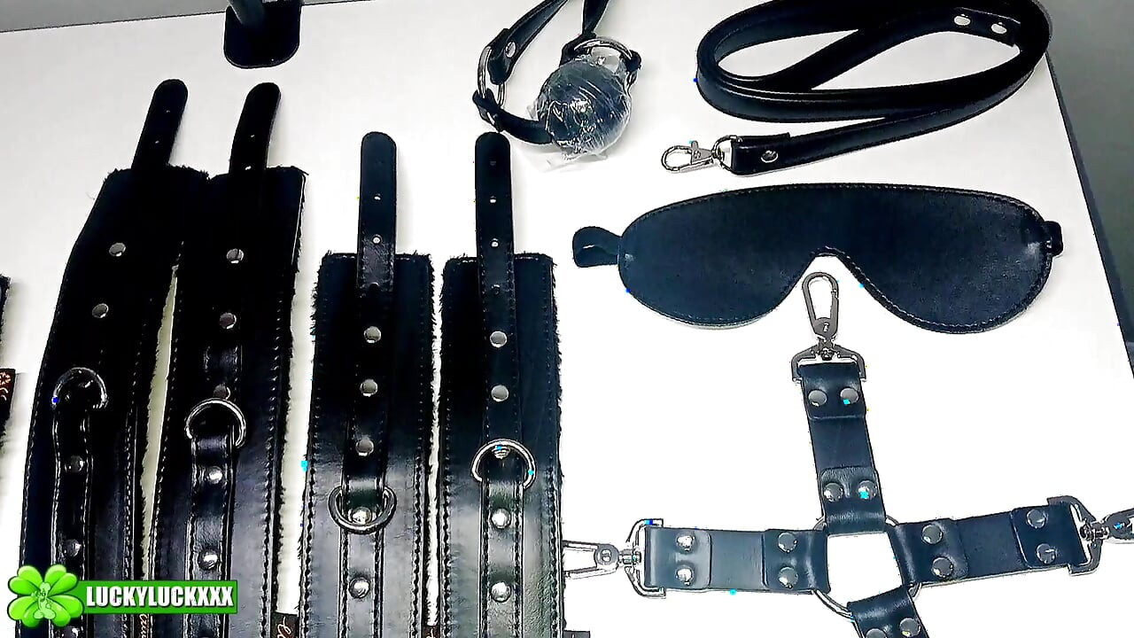 Szczęśliwa dziewczyna Kesha Looking Blindfold Bondage, Fisting i Gardło jebanie