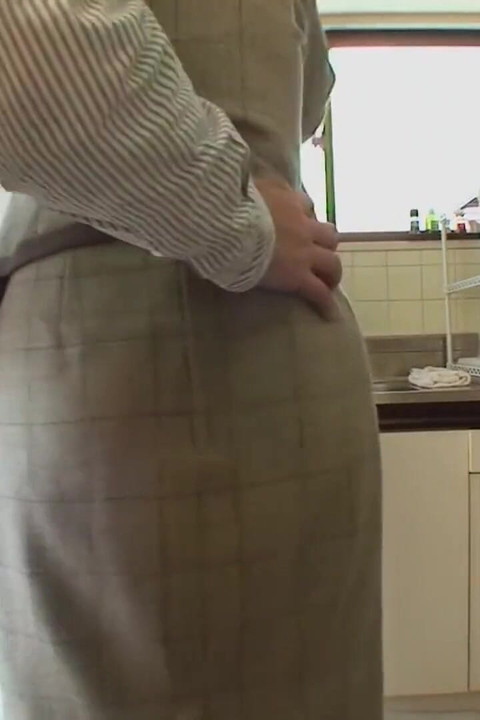 Kurva uživa u jebanju s dildom, a onda biva jebana do svršavanja